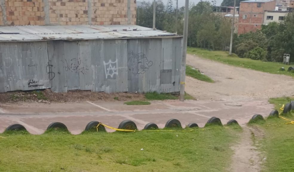 Brutal crimen a puñal en Usme A tempranas horas de este sábado, un ciudadano fue vilmente agredido en el barrio Alfonso López de Usme. El terrible ataque cobró la vida de un joven, quien falleció en el lugar de los hechos con múltiples heridas de arma cortopunzante.