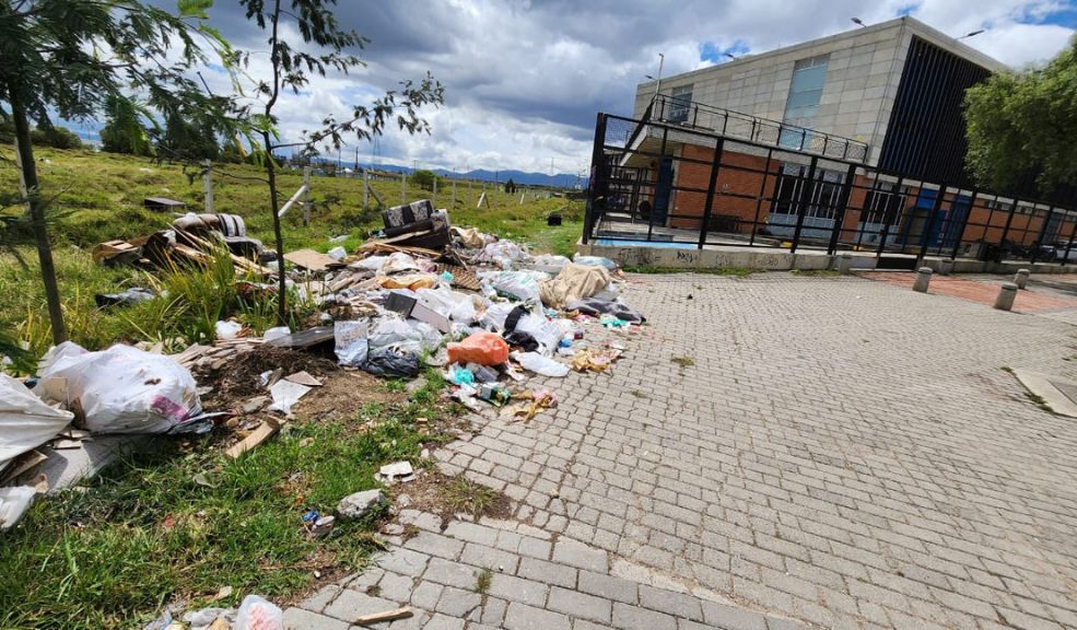 Hallan cadáver entre el forro de un colchón en Bosa 5 Hallan cadáver entre el forro de un colchón en Bosa El cuerpo fue encontrado entre el forro de un colchón. Las autoridades investigan quién estaría detrás de su muerte.