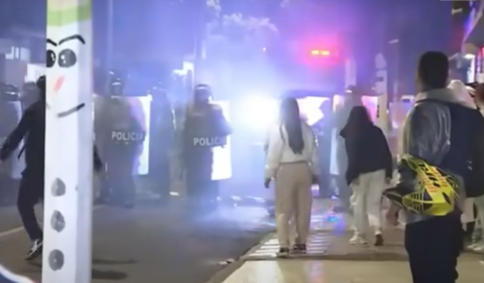 Comunidad intentó linchar a presunto abusador en Kennedy Lo que comenzó como un plantón en el barrio Américas Occidental, en la localidad de Kennedy, para exigir justicia por el presunto abuso a una menor, se convirtió en un violento enfrentamiento. La comunidad llegó hasta la vivienda donde residía el sujeto, quien al parecer era un profesor.