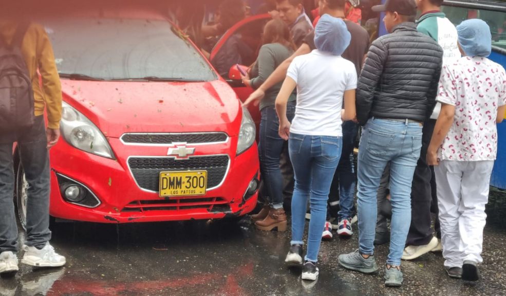 ¡Atención! Presunto intento de atraco deja una persona gravemente herida en Usaquén La tarde de este sábado 20 de abril se registró un nuevo hecho violento frente al centro comercial Unicentro en Usaquén, que dejó a una persona herida.