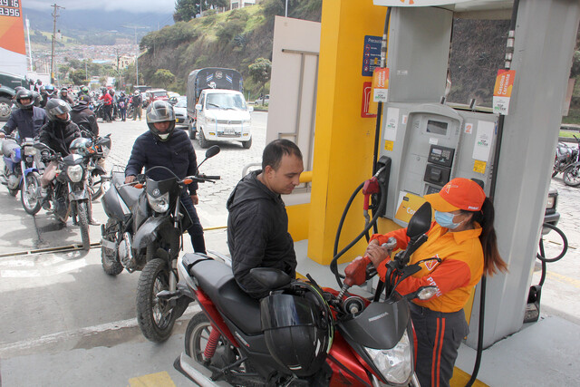 Así quedará el precio de la gasolina y ACPM desde este 13 de abril A partir de hoy, los conductores tendrán que pagar más por la gasolina y el ACPM en Bogotá. Le contamos cuánto subió el combustible.