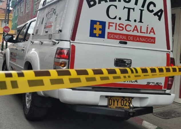 Macabro: joven aceptó que mató a sus padres por robarles $9 millones Según las investigaciones, el joven atacó con un arma blanca a sus padres durante una discusión.