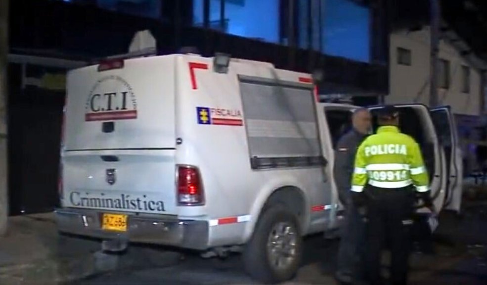 Andrés Camilo fue asesinado en el centro de Bogotá 1 Andrés Camilo fue asesinado en el centro de Bogotá Este fin de semana un homicidio sacudió las calles del centro de la capital, cuando un hombre fue apuñalado en plena vía pública. La víctima falleció debido a la gravedad de las lesiones que le causaron.