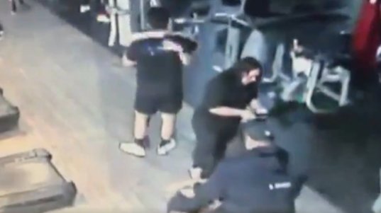 Brutal pelea en gimnasio: mujer le arrancó un dedo de un mordisco a otra En video quedó registrado el momento en el que una mujer muerde a otra en medio de una pelea por el uso de una máquina de gimnasio.