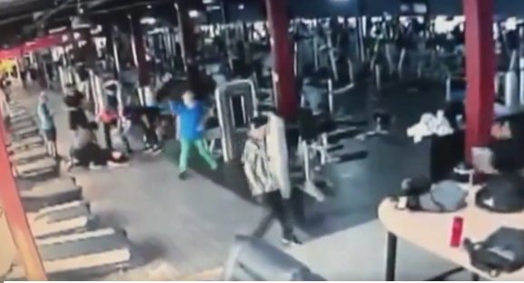 Brutal pelea en gimnasio: mujer le arrancó un dedo de un mordisco a otra En video quedó registrado el momento en el que una mujer muerde a otra en medio de una pelea por el uso de una máquina de gimnasio.