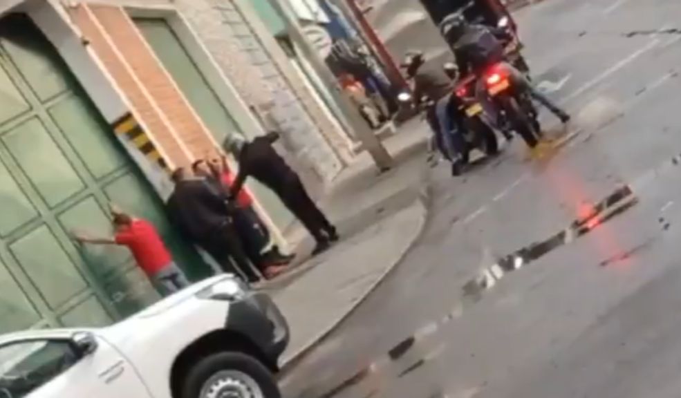 EN VIDEO: Violento atraco en Kennedy Ladrones en moto atracaron a cuatro trabajadores de una empresa en Kennedy.