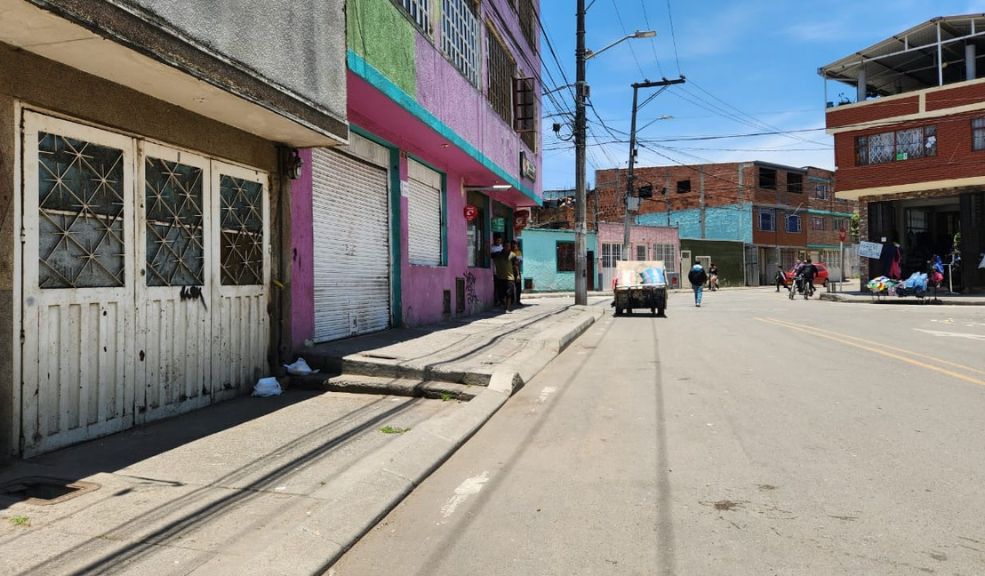 Asesinan a hombre en su negocio en Kennedy 1 Asesinan a hombre en su negocio en Kennedy El crimen, que se registró este martes en Kennedy y que cobró la vida de un hombre de 34 años en el sector aledaño a la Puerta 7 de Corabastos, ha generado temor entre los vecinos y comerciantes de la zona.