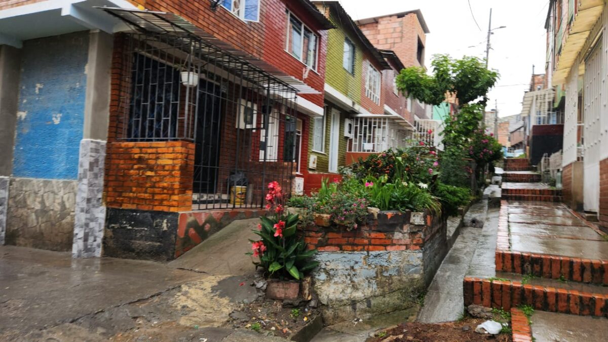 Joven fue asesinado a puñal en Usme 1 Joven fue asesinado a puñal en Usme El joven fue agredido con arma blanca en el barrio Chuniza, en la localidad de Usme. Les contamos los detalles.