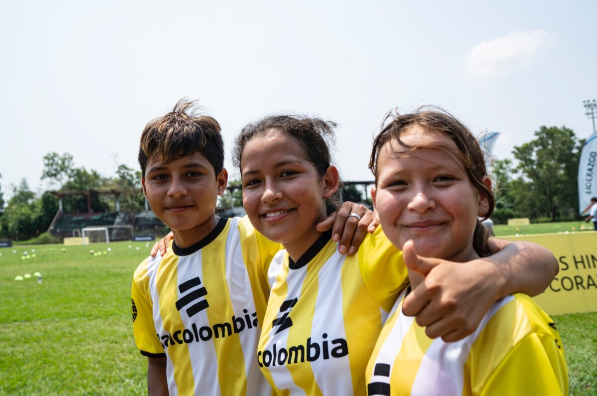 ¡Aproveche! Bancolombia dará campamentos de fútbol gratuitos a niños y jóvenes 2 ¡Aproveche! Bancolombia dará campamentos de fútbol gratuitos a niños y jóvenes Bancolombia anuncia la tercera edición de sus Campamentos de Fútbol bajo el lema 'Con el fútbol, desde el corazón'. Estas se realizarán en 5 regiones vulnerables de Colombia. Le contamos cómo funcionará.