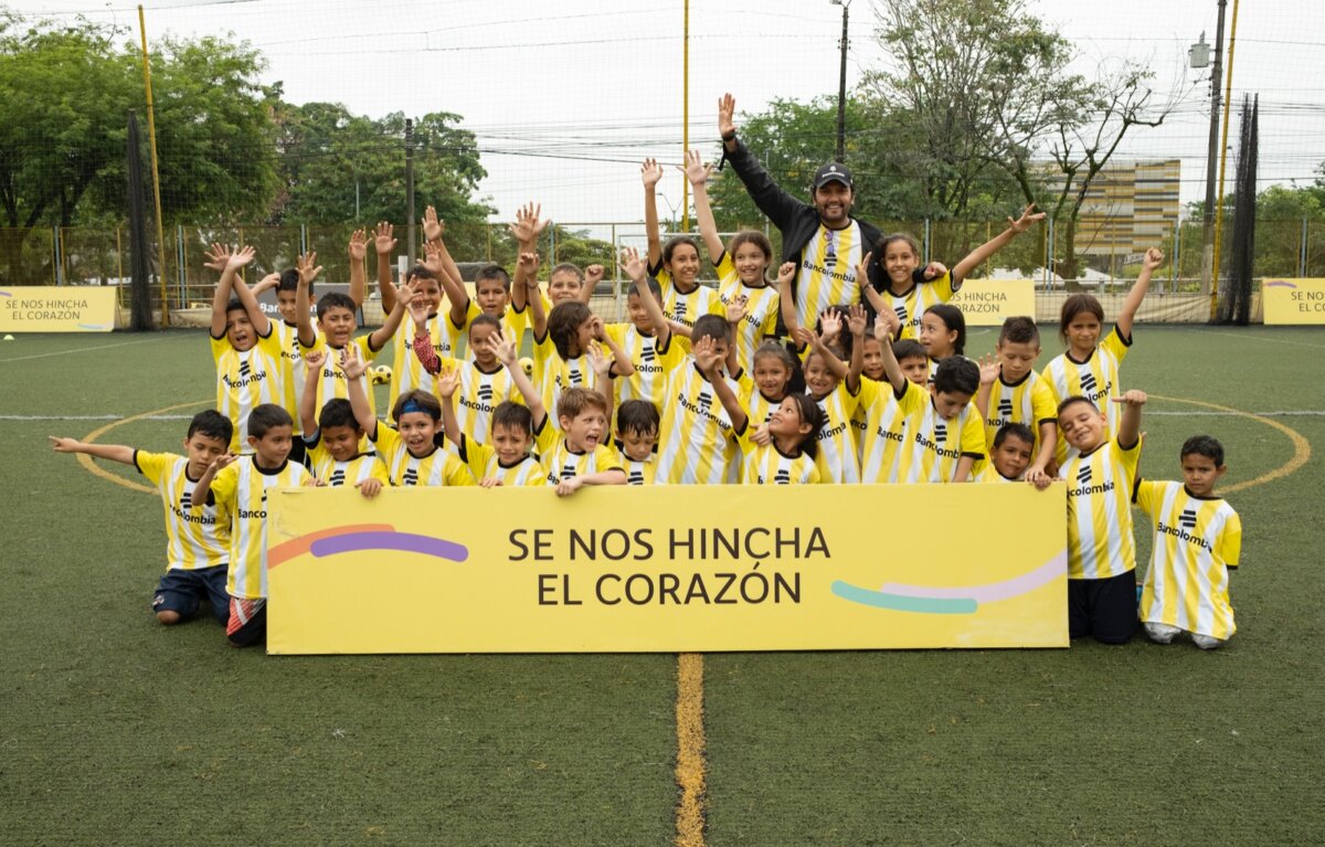¡Aproveche! Bancolombia dará campamentos de fútbol gratuitos a niños y jóvenes 1 ¡Aproveche! Bancolombia dará campamentos de fútbol gratuitos a niños y jóvenes Bancolombia anuncia la tercera edición de sus Campamentos de Fútbol bajo el lema 'Con el fútbol, desde el corazón'. Estas se realizarán en 5 regiones vulnerables de Colombia. Le contamos cómo funcionará.