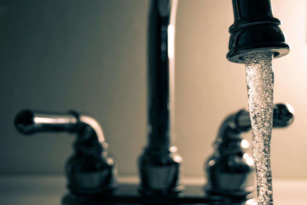 ¡Atención! Alcalde Galán anuncia racionamiento de agua en Bogotá El alcalde Carlos Galán anunció racionamiento de agua en la capital debido al bajo nivel del líquido vital en los embalses.
