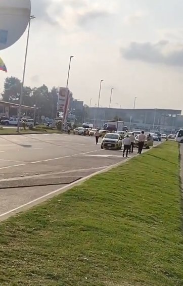 ¡Atención! Manifestación de taxistas afecta el flujo vehicular sobre la Avenida El Dorado 1 ¡Atención! Manifestación de taxistas afecta el flujo vehicular sobre la Avenida El Dorado A esta hora se presentan afectaciones viales sobre la Avenida El Dorado.