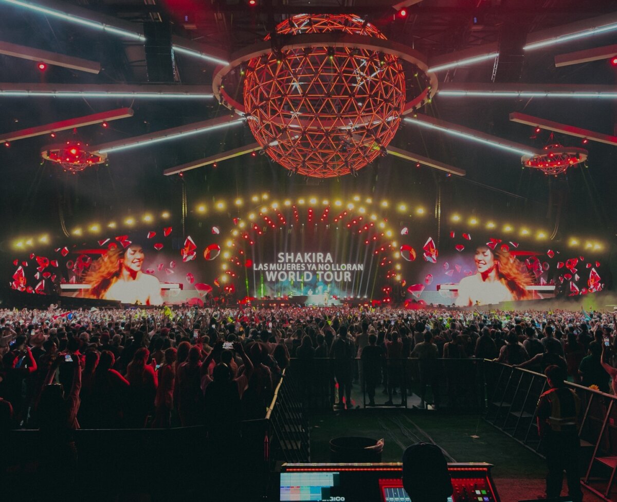 ¡Confirmado! Shakira anunció su gira 'Las Mujeres Ya No Lloran World Tour' 1 ¡Confirmado! Shakira anunció su gira 'Las Mujeres Ya No Lloran World Tour' Tras siete años sin lanzar un disco, Shakira hizo el anuncio durante el Festival de Coachella. El tour arrancará en noviembre en California.