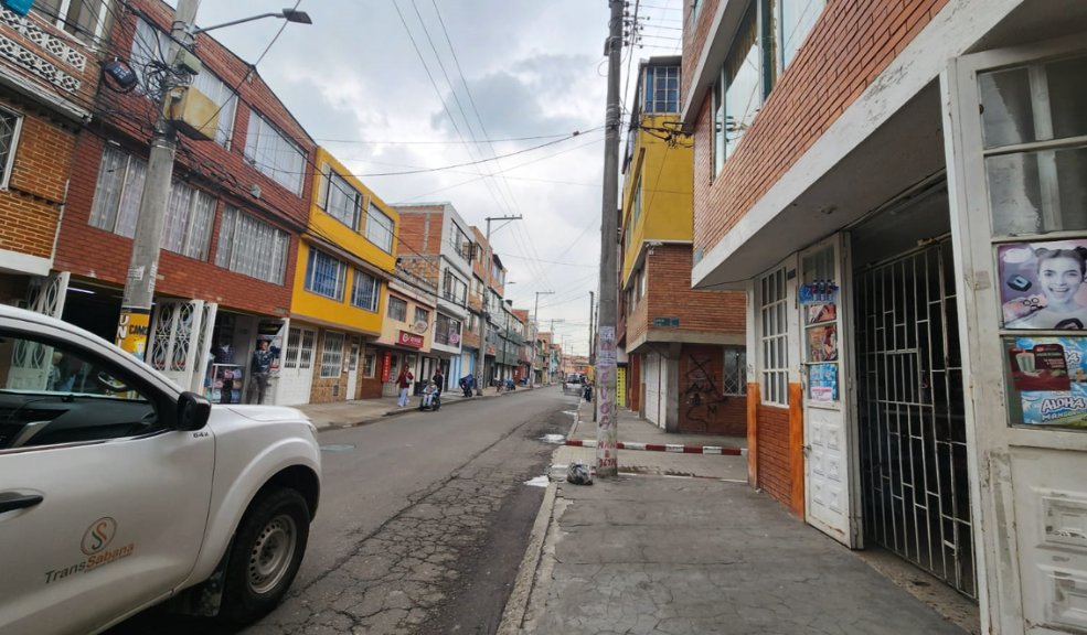 ¡Indignante! Leonardo fue asesinado por su amigo en Bosa Leonardo Xavier Camacho, de 21 años, perdió la vida a manos de un joven al que le brindó posada y cuando todos dormían. El hecho ocurrió en el barrio Olarte, de la localidad de Bosa.