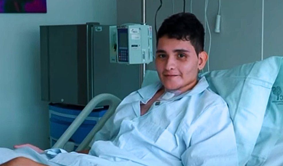 ¡Insólito! Joven sobrevivió a caída de un octavo piso Menos del 10% de las personas que sufren un suceso como estos logra sobrevivir. Increíblemente, el joven de 19 años ya regresó a su hogar luego de varias semanas hospitalizado.