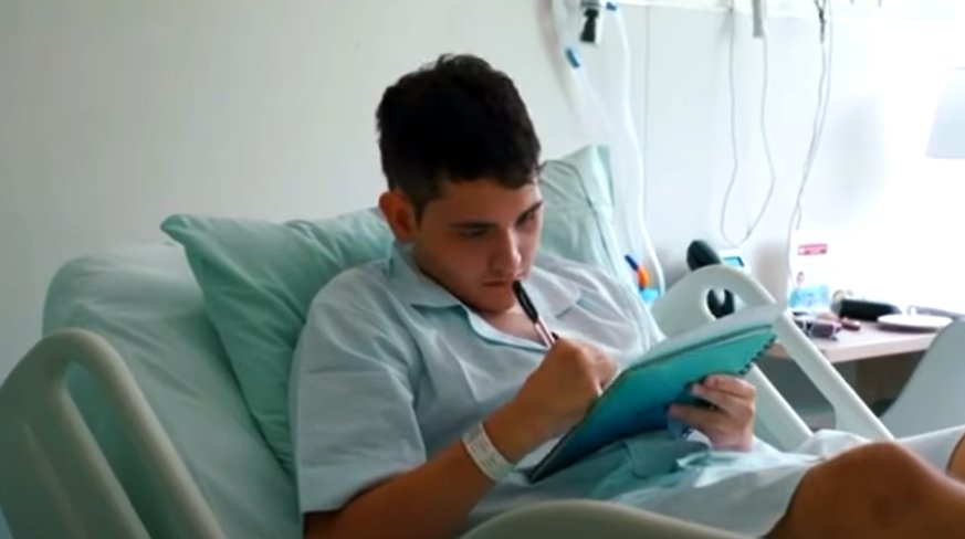 ¡Insólito! Joven sobrevivió a caída de un octavo piso 2 ¡Insólito! Joven sobrevivió a caída de un octavo piso Menos del 10% de las personas que sufren un suceso como estos logra sobrevivir. Increíblemente, el joven de 19 años ya regresó a su hogar luego de varias semanas hospitalizado.