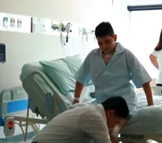 ¡Insólito! Joven sobrevivió a caída de un octavo piso 1 ¡Insólito! Joven sobrevivió a caída de un octavo piso Menos del 10% de las personas que sufren un suceso como estos logra sobrevivir. Increíblemente, el joven de 19 años ya regresó a su hogar luego de varias semanas hospitalizado.