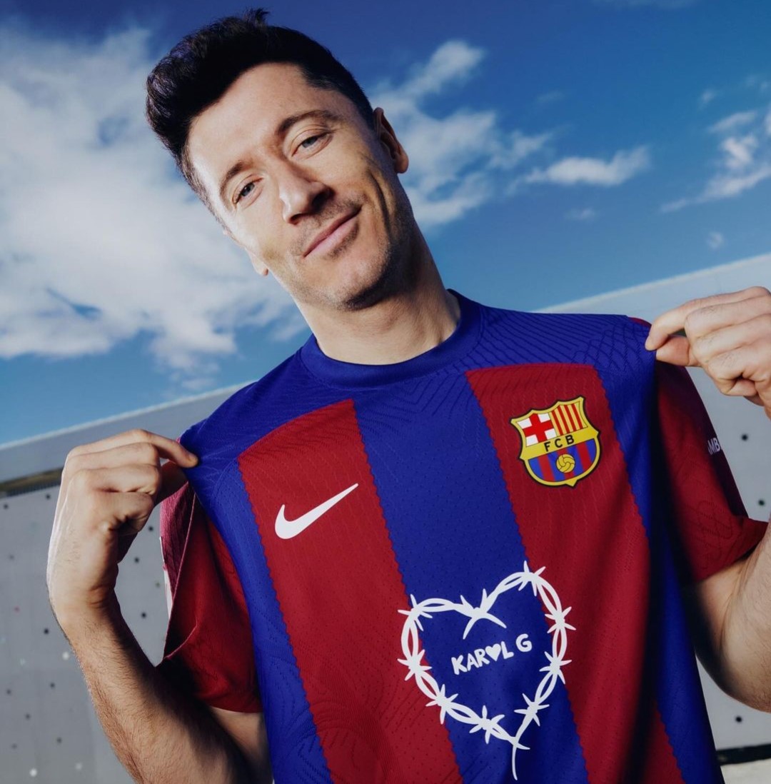 ¡Karol G hace historia en el fútbol! Ya está disponible la camiseta del Barcelona con su logo 1 ¡Karol G hace historia en el fútbol! Ya está disponible la camiseta del Barcelona con su logo La artista colombiana Karol G no para de hacer historia y ahora estará en uno de los partidos de fútbol más esperados en el mundo, el clásico FC Barcelona vs. Real Madrid.