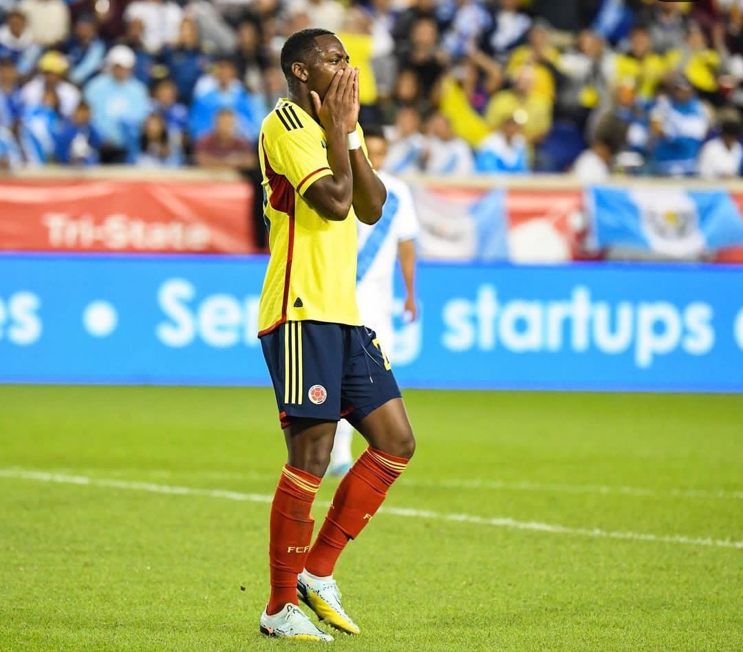 ¡Que totazo! Así quedó el carro Jhon Durán tras accidente El delantero de la Selección Colombia, Jhon Jáder Durán, sufrió un accidente de tránsito antes de jugar con el Aston Villa, en la Conference League. Su auto quedó destruido.