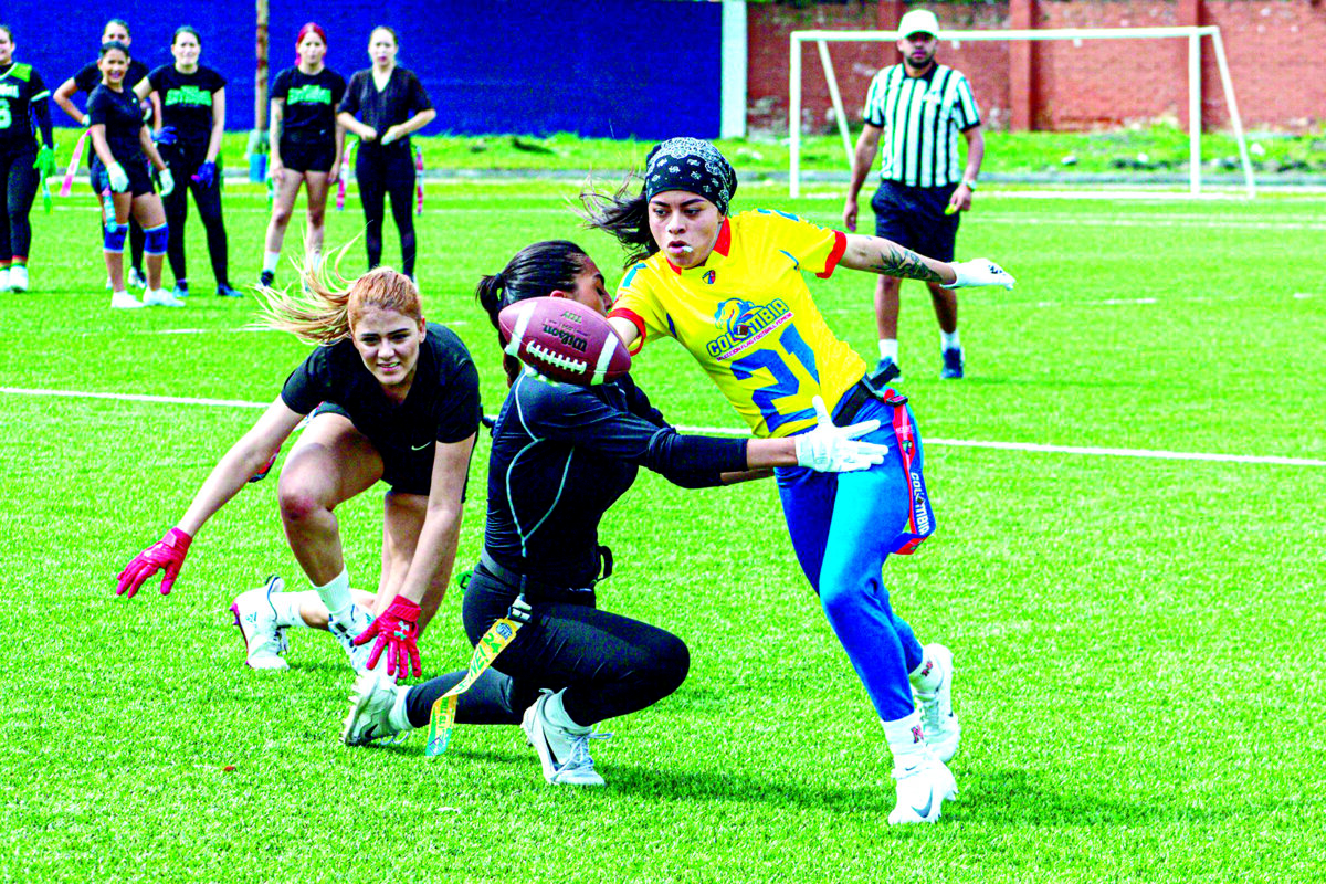 Flag Football, el deporte con el Colombia sueña estar en los Juegos Olímpicos de 2028 10 Flag Football, el deporte con el Colombia sueña estar en los Juegos Olímpicos de 2028 El flag football, la modalidad de fútbol americano que se caracteriza porque no requiere casco ni hombreras, no es rudo y que se juega con banderas, es popular en Colombia. Le contamos cómo en el país sueñan tener una selección de esta disciplia en los Olímpicos de Los Ángeles 2028.