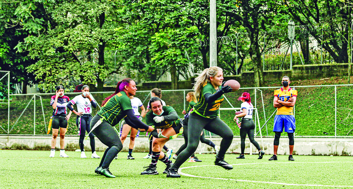 Flag Football, el deporte con el Colombia sueña estar en los Juegos Olímpicos de 2028 3 Flag Football, el deporte con el Colombia sueña estar en los Juegos Olímpicos de 2028 El flag football, la modalidad de fútbol americano que se caracteriza porque no requiere casco ni hombreras, no es rudo y que se juega con banderas, es popular en Colombia. Le contamos cómo en el país sueñan tener una selección de esta disciplia en los Olímpicos de Los Ángeles 2028.