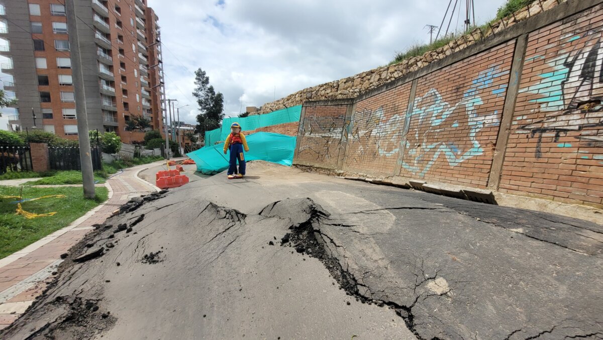 Armando visitó calle que se levantó en Chapinero Los residentes del barrio María Cristina de la localidad de Chapinero, denuncian que enfrentan una situación crítica debido a la destrucción de su única vía de acceso, ubicada en la Transversal 1 Este con calle 66.