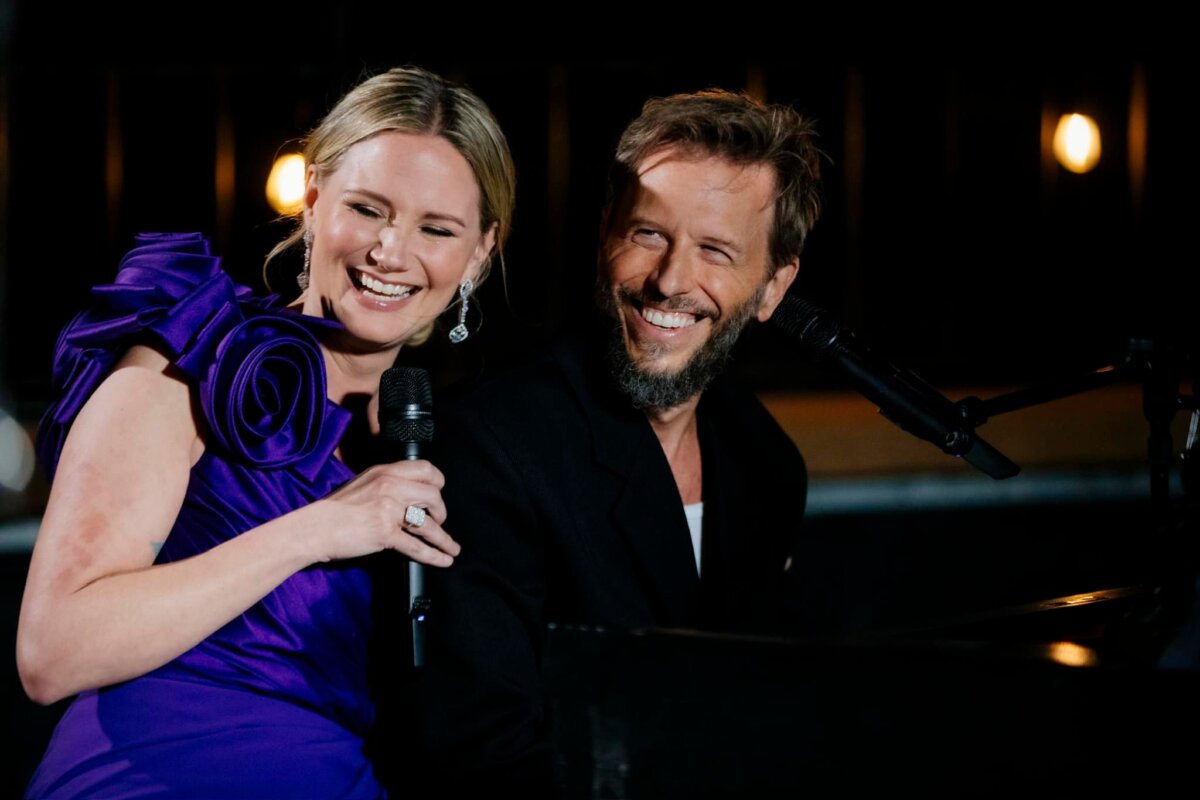 Noel Schajris, de Sin Bandera, lanzó una nueva canción con una ganadora del Grammy 1 Noel Schajris, de Sin Bandera, lanzó una nueva canción con una ganadora del Grammy El exitoso cantautor y pianista argentino Noel Schajris y la ganadora del Grammy estadounidense, Jennifer Nettles, estrenarán el sencillo “Love's Still Here”, en una extraordinaria colaboración romántica.