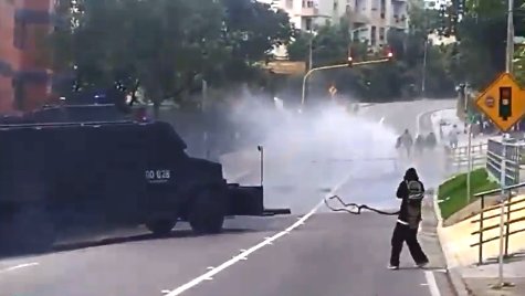 A esta hora se presentan fuertes enfrentamientos entre encapuchados y las autoridades Los enfrentamientos se están presentando en inmediaciones a la Universidad Distrital.