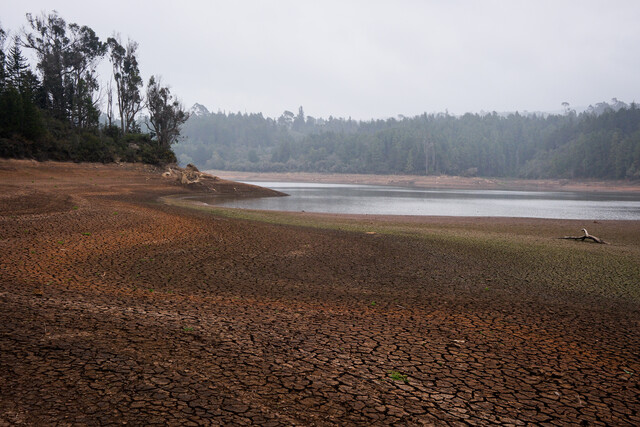 Alcalde Galán pide "no bajar la guardia" y mantener el ahorro de agua Un llamado a "no bajar la guardia" hizo este sábado la Alcaldía de Bogotá, durante el balance a un mes del inicio del racionamiento de agua en la ciudad, que le ha permitido ahorrar 4.959.360 metros cúbicos, equivalentes a 1.983 piscinas olímpicas.