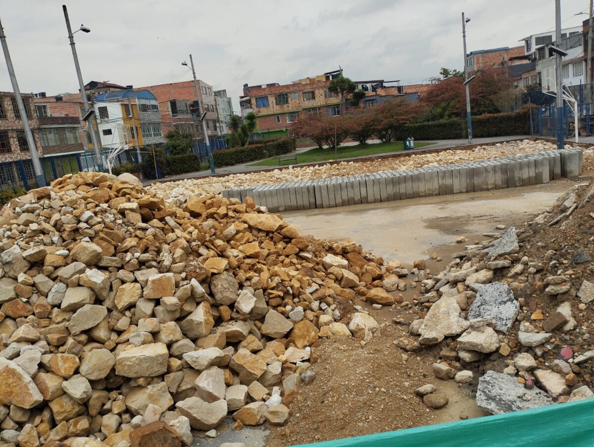 Alumnos denuncian obras inconclusas en colegio de Kennedy Cansados de tomar sus clases de educación física en un espacio reducido o, en ocasiones, en la calle, exponiéndose a los peligros de la delincuencia que rodea el colegio Isabel II (IED), un grupo de, al menos, 50 estudiantes decidió bloquear la entrada de la institución para exigir soluciones a varias fallas estructurales.