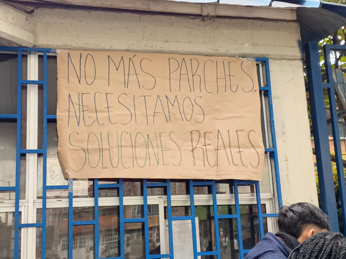 Alumnos denuncian obras inconclusas en colegio de Kennedy Cansados de tomar sus clases de educación física en un espacio reducido o, en ocasiones, en la calle, exponiéndose a los peligros de la delincuencia que rodea el colegio Isabel II (IED), un grupo de, al menos, 50 estudiantes decidió bloquear la entrada de la institución para exigir soluciones a varias fallas estructurales.