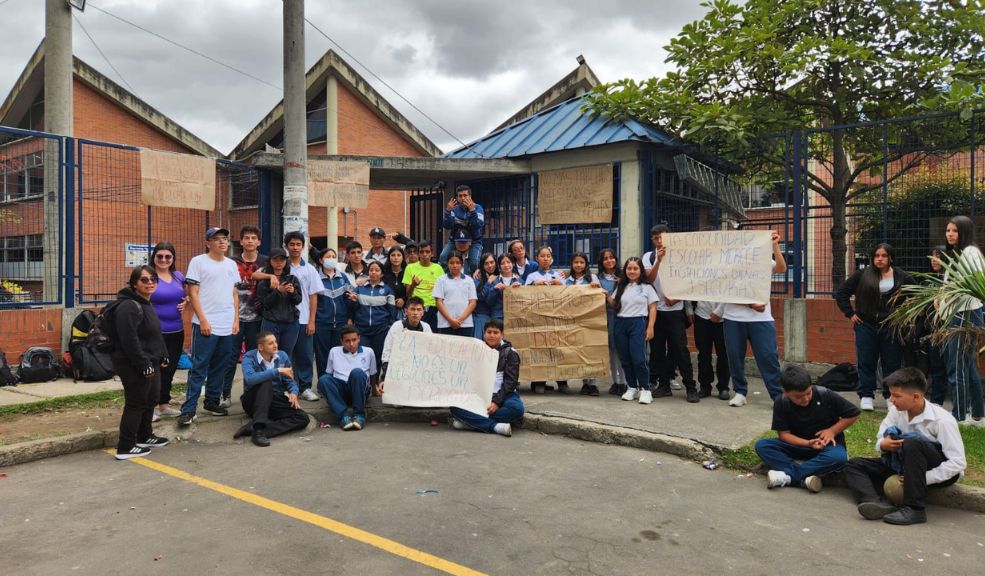 Alumnos denuncian obras inconclusas en colegio de Kennedy 6 Alumnos denuncian obras inconclusas en colegio de Kennedy Cansados de tomar sus clases de educación física en un espacio reducido o, en ocasiones, en la calle, exponiéndose a los peligros de la delincuencia que rodea el colegio Isabel II (IED), un grupo de, al menos, 50 estudiantes decidió bloquear la entrada de la institución para exigir soluciones a varias fallas estructurales.