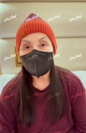 Ana Gabriel sigue hospitalizada, pide que no suelten su mano 1 Ana Gabriel sigue hospitalizada, pide que no suelten su mano La cantante Ana Gabriel sigue hospitalizada debido a su estado de salud. Fue diagnosticada con influenza después de su concierto en Santiago de Chile y, debido a su estado, tuvo que cancelar y posponer algunas de sus presentaciones.
