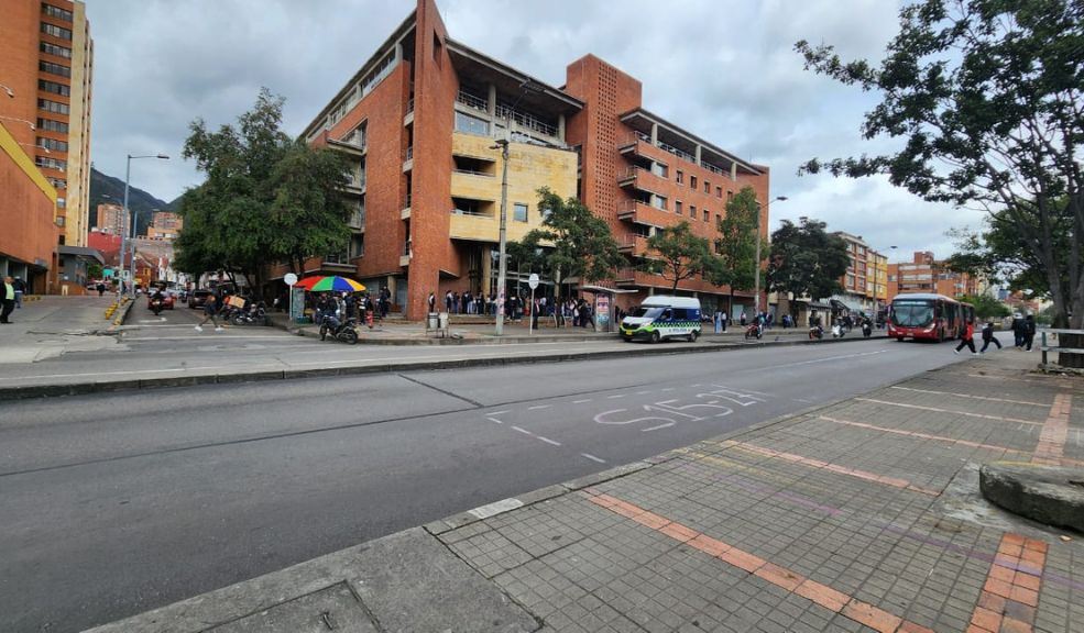 Ángel murió luego de ser agredido por varios jóvenes en Barrios Unidos 1 Ángel murió luego de ser agredido por varios jóvenes en Barrios Unidos Luego de ser atacado por un grupo de jóvenes, el cuerpo agonizante de un hombre de 21 años, identificado como Ángel Felipe López Pineda, quedó tendido en la Avenida Caracas, a la altura de la Calle 52, en la madrugada del lunes.