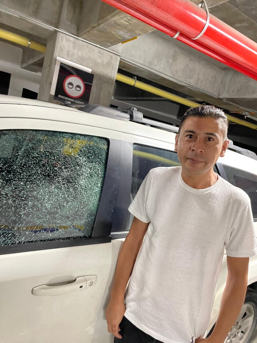 Animalista fue víctima de un intento de robo en Bogotá Juan Pablo Olmos, activista que lleva más de 18 años defendiendo los derechos de los animales en Bogotá, sufrió un violento y descarado intento de robo a su camioneta en una de las principales vías del centro de la capital, mientras se dirigía a su domicilio.