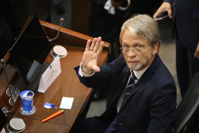 Antanas Mockus y Claudia López renuncian al Partido Verde tras escándalo 1 Antanas Mockus y Claudia López renuncian al Partido Verde tras escándalo Antanas Mockus fue el primero en renunciar al Partido Verde, luego le siguió la exalcaldesa Claudia López. Ambos argumentaron que sus salidas se deben a los escándalos que han salpicado a la Alianza Verde.