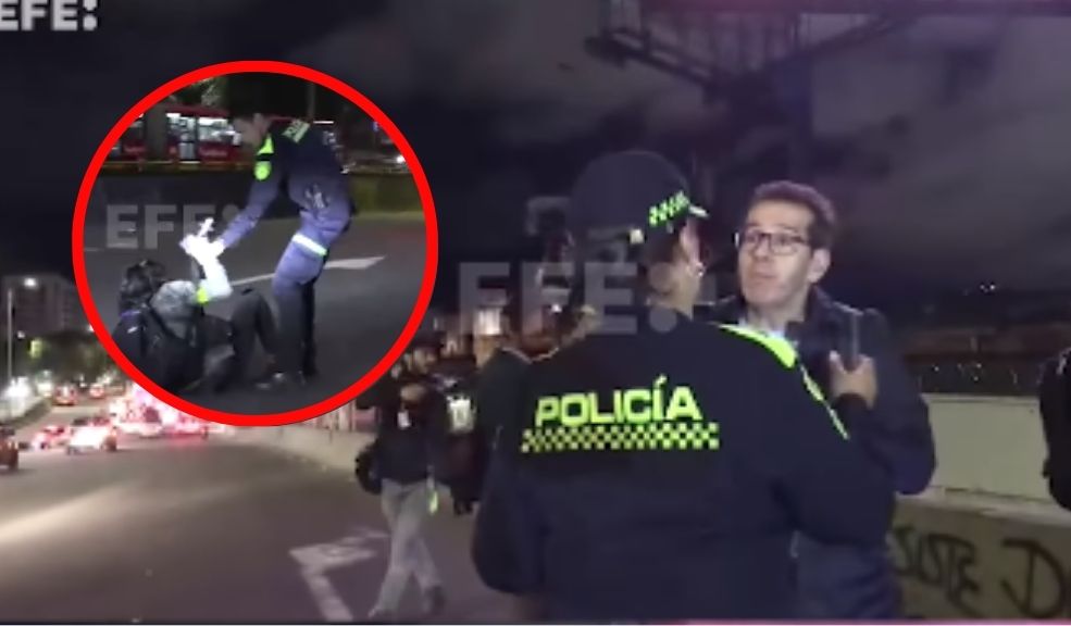 Apartan del cargo a policía que agredió a periodistas que cubrían asesinato de director de La Modelo Varios periodistas fueron agredidos por miembros de Policía en la noche de este jueves, cuando se encontraban cubriendo el asesinato del director de la cárcel La Modelo. Ante la violación a la libertad de prensa, la Policía decidió apartar de su cargo a uno de los uniformados involucrados.