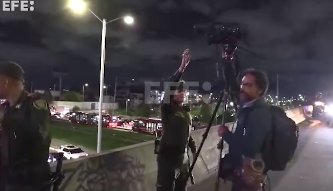 Apartan del cargo a policía que agredió a periodistas que cubrían asesinato de director de La Modelo 1 Apartan del cargo a policía que agredió a periodistas que cubrían asesinato de director de La Modelo Varios periodistas fueron agredidos por miembros de Policía en la noche de este jueves, cuando se encontraban cubriendo el asesinato del director de la cárcel La Modelo. Ante la violación a la libertad de prensa, la Policía decidió apartar de su cargo a uno de los uniformados involucrados.