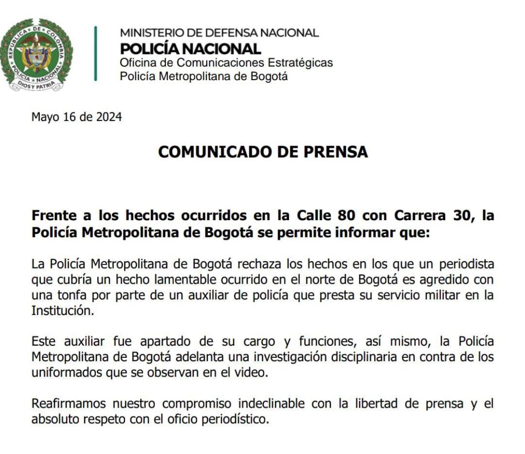 Apartan del cargo a policía que agredió a periodistas que cubrían asesinato de director de La Modelo 3 Apartan del cargo a policía que agredió a periodistas que cubrían asesinato de director de La Modelo Varios periodistas fueron agredidos por miembros de Policía en la noche de este jueves, cuando se encontraban cubriendo el asesinato del director de la cárcel La Modelo. Ante la violación a la libertad de prensa, la Policía decidió apartar de su cargo a uno de los uniformados involucrados.