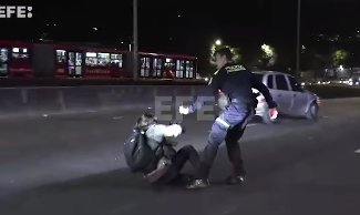 Apartan del cargo a policía que agredió a periodistas que cubrían asesinato de director de La Modelo 2 Apartan del cargo a policía que agredió a periodistas que cubrían asesinato de director de La Modelo Varios periodistas fueron agredidos por miembros de Policía en la noche de este jueves, cuando se encontraban cubriendo el asesinato del director de la cárcel La Modelo. Ante la violación a la libertad de prensa, la Policía decidió apartar de su cargo a uno de los uniformados involucrados.