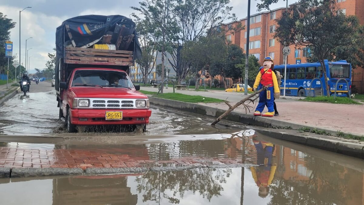 Armando Calle casi se ahoga en tremendo hueco de Bosa 2 Armando Calle casi se ahoga en tremendo hueco de Bosa Armando Calle cayó en una verdadera laguna de lodo y escombros en el barrio Metrovivienda de Bosa. Hasta allí llegó para escuchar a la comunidad, quienes denuncian que deben hacer maromas para no quedar atrapados.