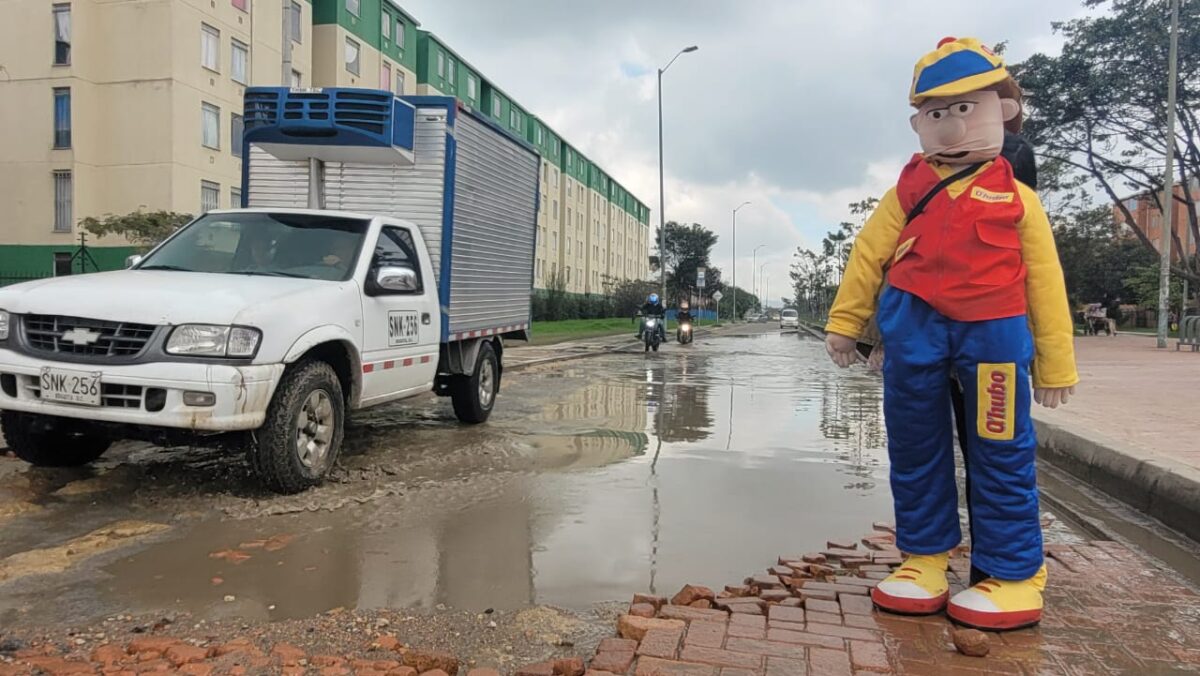 Armando Calle casi se ahoga en tremendo hueco de Bosa 1 Armando Calle casi se ahoga en tremendo hueco de Bosa Armando Calle cayó en una verdadera laguna de lodo y escombros en el barrio Metrovivienda de Bosa. Hasta allí llegó para escuchar a la comunidad, quienes denuncian que deben hacer maromas para no quedar atrapados.