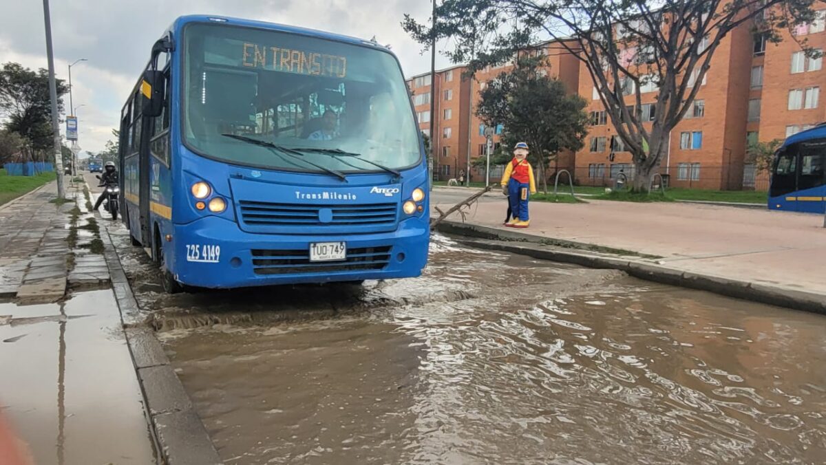 Armando Calle casi se ahoga en tremendo hueco de Bosa Armando Calle cayó en una verdadera laguna de lodo y escombros en el barrio Metrovivienda de Bosa. Hasta allí llegó para escuchar a la comunidad, quienes denuncian que deben hacer maromas para no quedar atrapados.