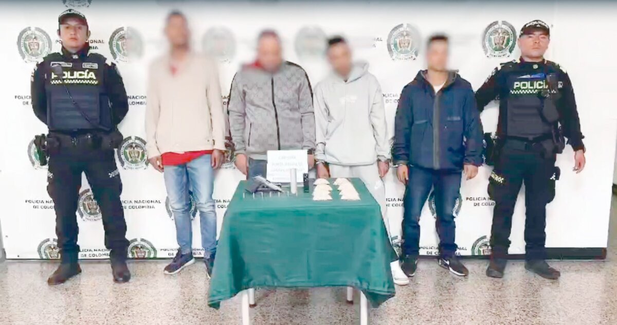 Así cayeron cuatro delincuentes de la banda 'Los Paisas' En el marco de la Operación Bogotá, los uniformados adscritos a la estación de Policía de Bosa lograron la captura de cuatro hombres dedicados al tráfico, fabricación o porte de estupefacientes.