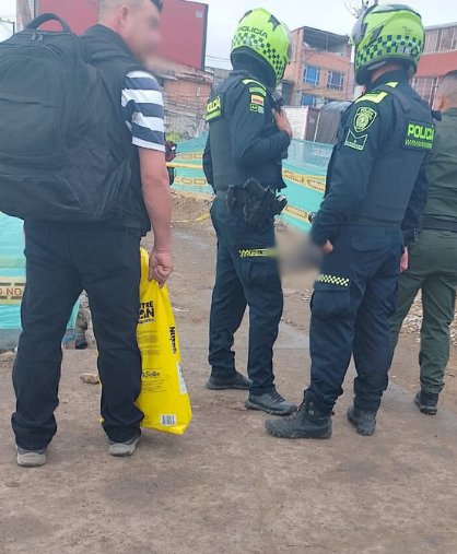 Así fue el crimen a bala que cobró la vida de una persona en Kennedy 1 Así fue el crimen a bala que cobró la vida de una persona en Kennedy Las detonaciones de un arma de fuego en horas de la tarde de este martes por los lados del centro comercial Milenio Plaza causaron pánico entre los ciudadanos que a esa hora transitaban o estaban laborando por la zona.