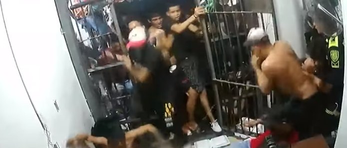 Así se habría fugado el peligroso delincuente alias 'Zeus' El pasado 22 de abril, alias 'Zeus', señalado de narcotraficante y exparamilitar, se fugó del comando de la Policía de Cúcuta. Las circunstancias en las que ocurrió ha dejado varias dudas sobre los hechos y comentarios ante la insólita situación de seguridad en el plantel.