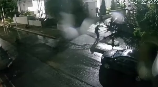 Así se habría fugado el peligroso delincuente alias 'Zeus' El pasado 22 de abril, alias 'Zeus', señalado de narcotraficante y exparamilitar, se fugó del comando de la Policía de Cúcuta. Las circunstancias en las que ocurrió ha dejado varias dudas sobre los hechos y comentarios ante la insólita situación de seguridad en el plantel.