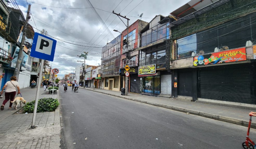 Ataque sicarial dejó a un hombre muerto y a otro herido en un bar del Restrepo Mientras varias personas departían dentro de un bar conocido por ser un ‘amanecedero’ en la zona de rumba del barrio Restrepo (Antonio Nariño), dos sujetos ingresaron al lugar en la mañana del sábado para arrebatarle la vida a un hombre y dejar herido a otro.