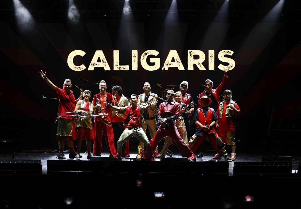 Los Caligaris regresan a Bogotá para celebrar sus premios con sus fieles seguidores 2 Los Caligaris regresan a Bogotá para celebrar sus premios con sus fieles seguidores La banda argentina Los Caligaris se presentarán este sábado en el Movistar Arena de Bogotá, en el marco de su gira 'Premios Caligaris', el Barrio de Gala'. Q'HUBO habló con dos de sus integrantes.