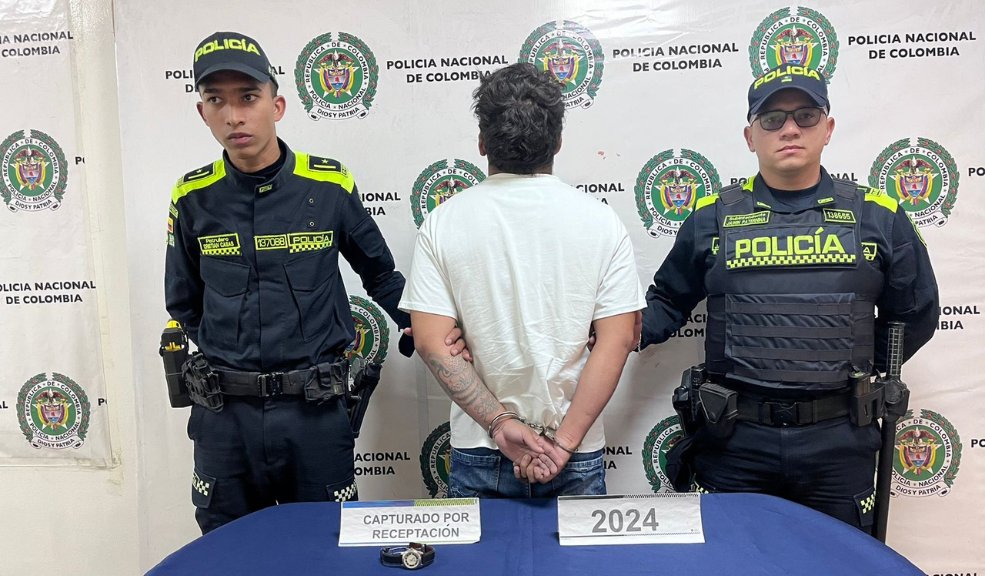 Capturan a pillo que portaba un lujoso reloj robado en Fontibón En un operativo de patrullaje rutinario, el cuadrante 23 del CAI Sabana Grande, asignado a la estación de policía de Fontibón, detuvo a un hombre por el delito de receptación, gracias a la denuncia hecha por un ciudadano.
